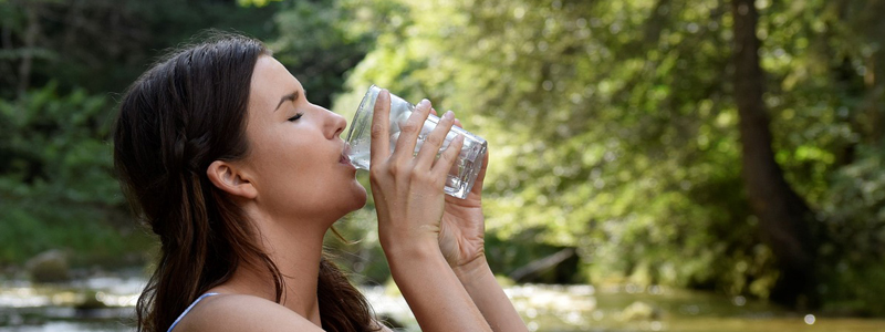 Frau trinkt – vitales Wasser